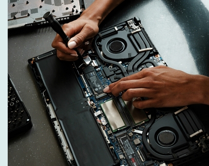 Tecnico informatico che lavora su un computer