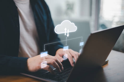 Persone che accedono a dati cloud da diversi dispositivi e luoghi