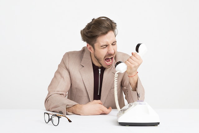 Cliente frustrato al telefono